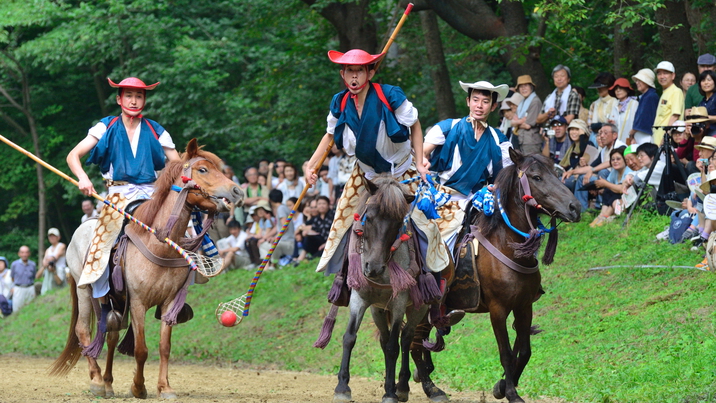 【加賀美流騎馬打毬】８月２日に「長者山新羅神社」の境内で行われる古式馬術です。