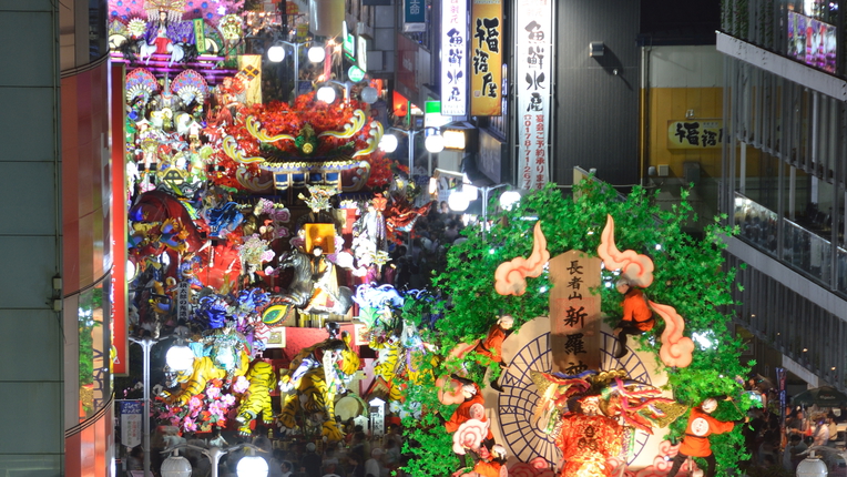 【八戸三社大祭】「７月３１日：前夜祭」では、中心街と市庁前広場に山車が並びます。