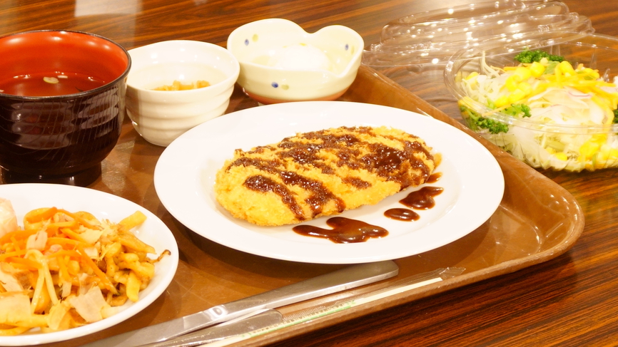 【日替わり夕食一例】メインの料理は日替わり、ご飯・お味噌汁・サイドメニューは御代わり自由です。