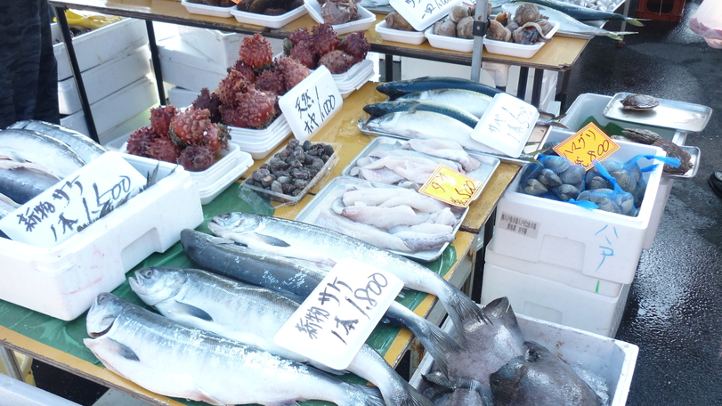 【八戸館鼻岸壁日曜朝市/毎年３月中旬〜１２月】約８００ｍ程の間に３００もの店が並ぶ、巨大朝市です。
