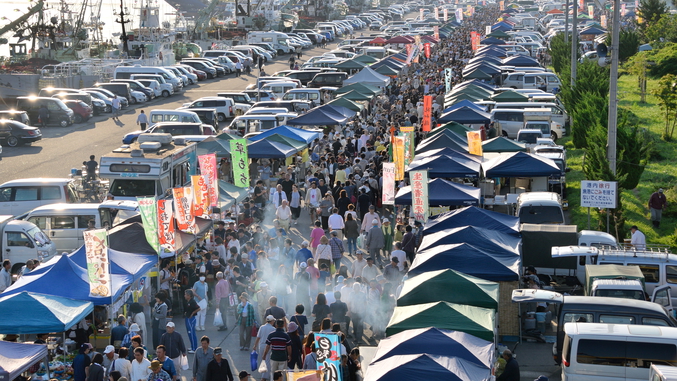 【八戸館鼻岸壁日曜朝市/毎年３月中旬〜１２月】約８００ｍ程の間に３００もの店が並ぶ、巨大朝市です。