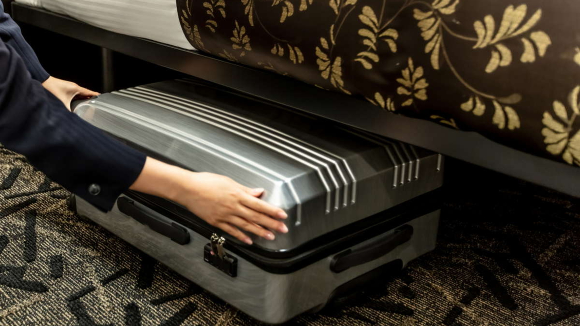 【ベッド下収納】スーツケースが収納可能です。