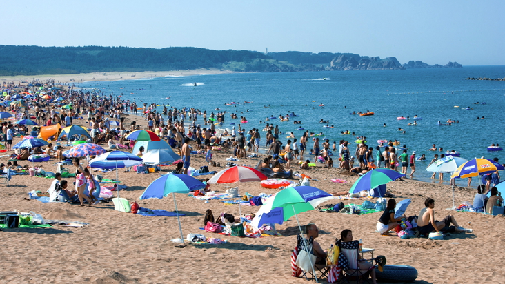【種差海岸「白浜海水浴場」】車で約２０分遊泳可能な砂浜です。   
