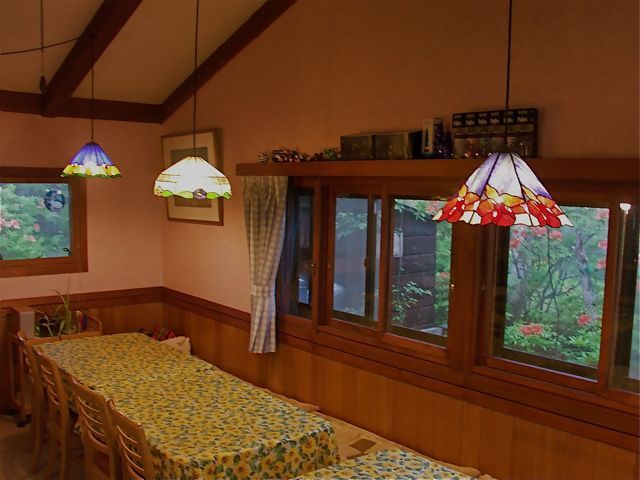 食堂のステンドグラスのランプ