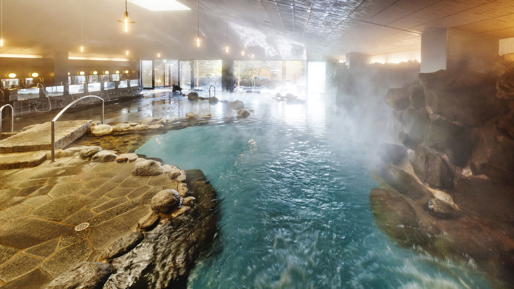 大岩風呂 信玄むき出しの岩肌による重厚感と広々とした開放感。