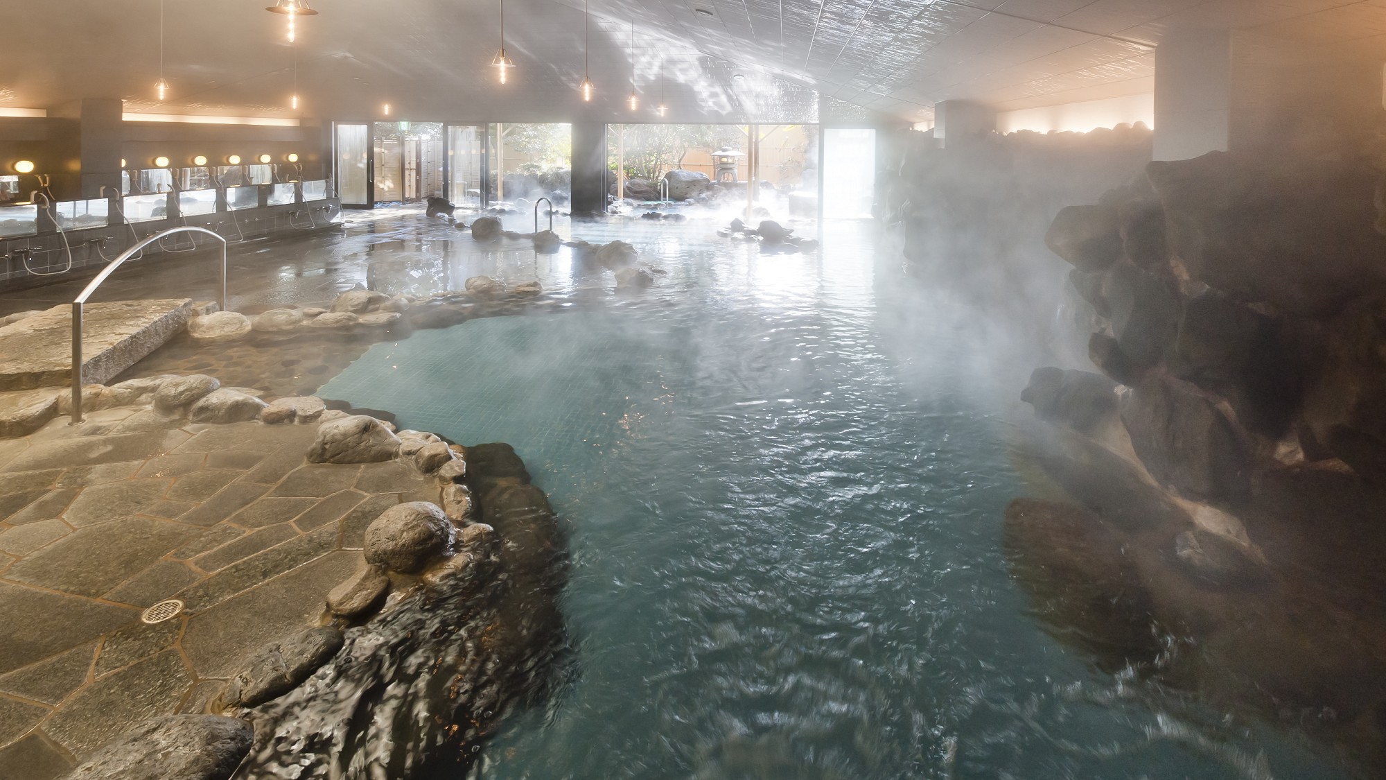 ダイナミックな大岩風呂「信玄」は県内最大級の大浴場