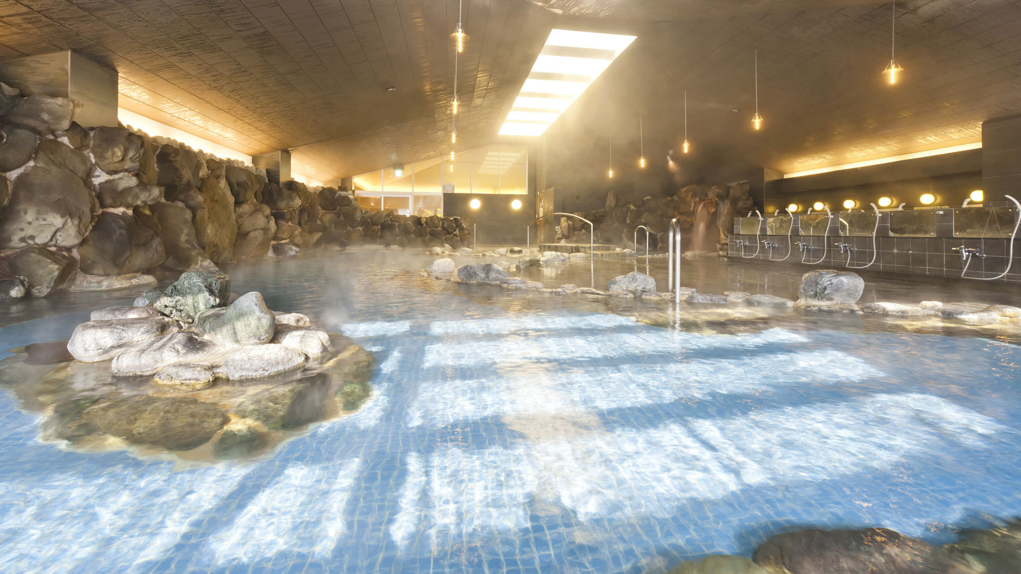 山梨最大級の大岩風呂「信玄」