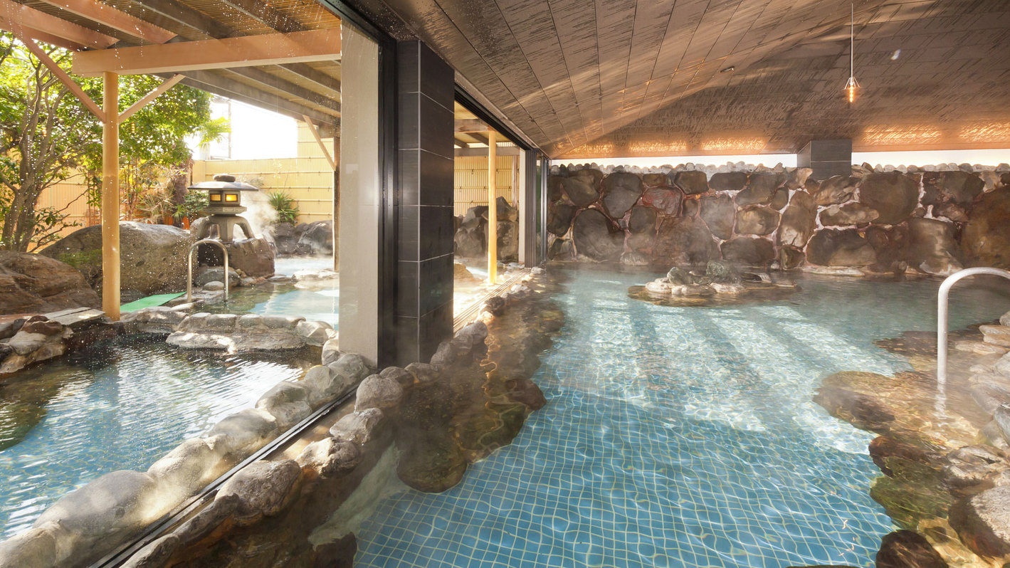 大岩風呂 信玄大浴場から見える緑の風景が心身を癒します。