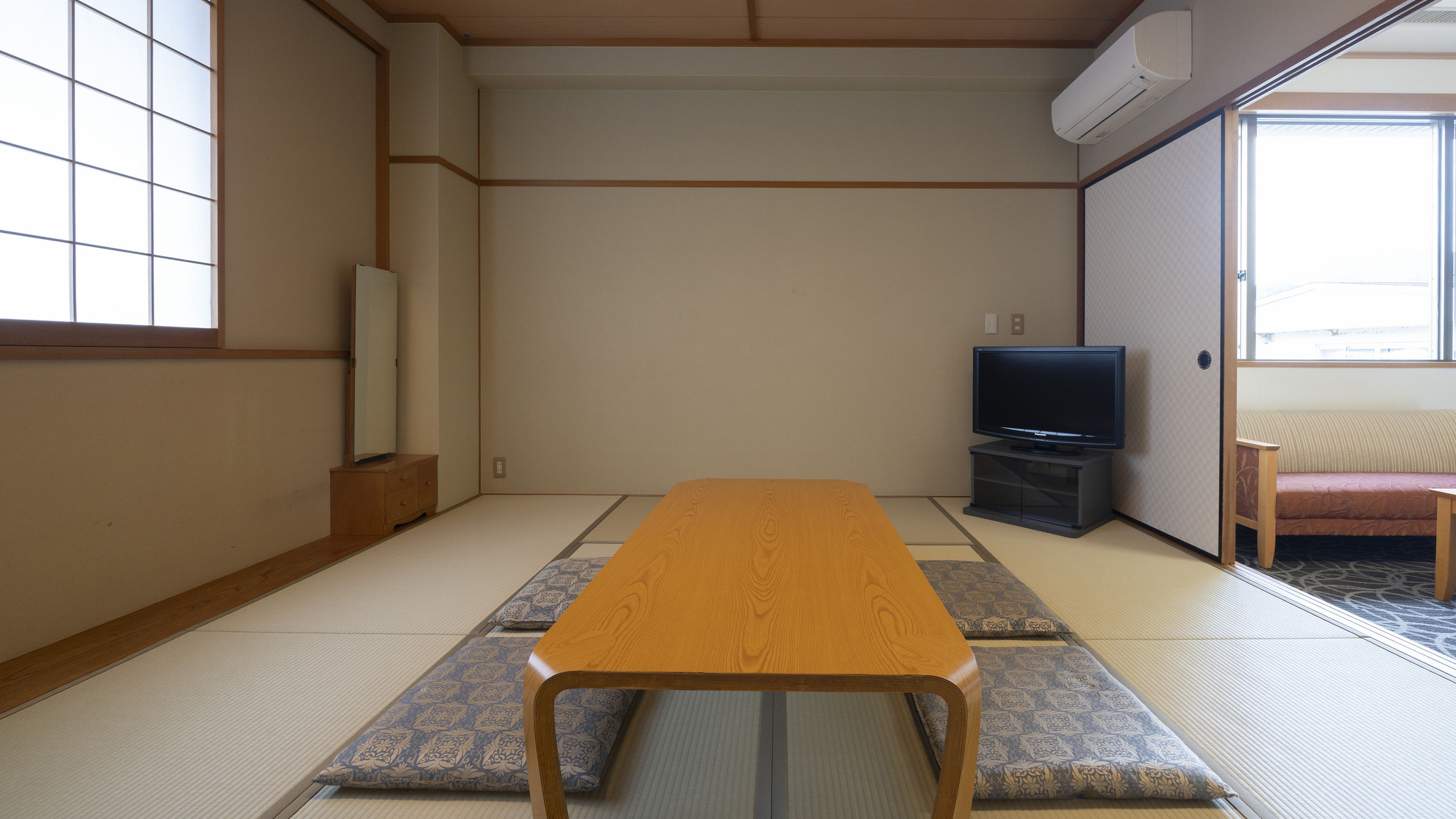 バリアフリー対応広々和洋室（トイレ付／禁煙・ツイン＋和室10畳）