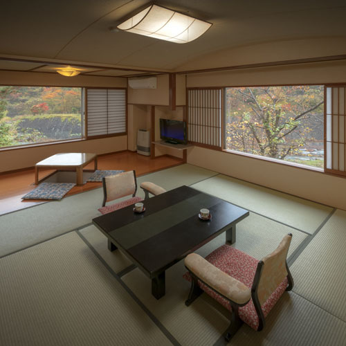 桜館２・３階客室10畳の床暖房つき畳があるので、冬でもポカポカとお寛ぎいただけます。