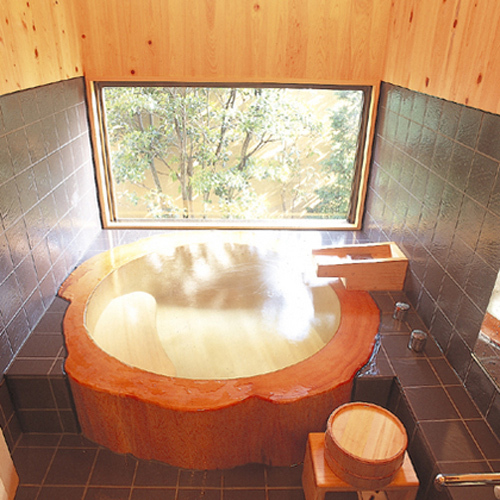 客室「一穂庵」内風呂桧の丸太風呂で至福のときを…;