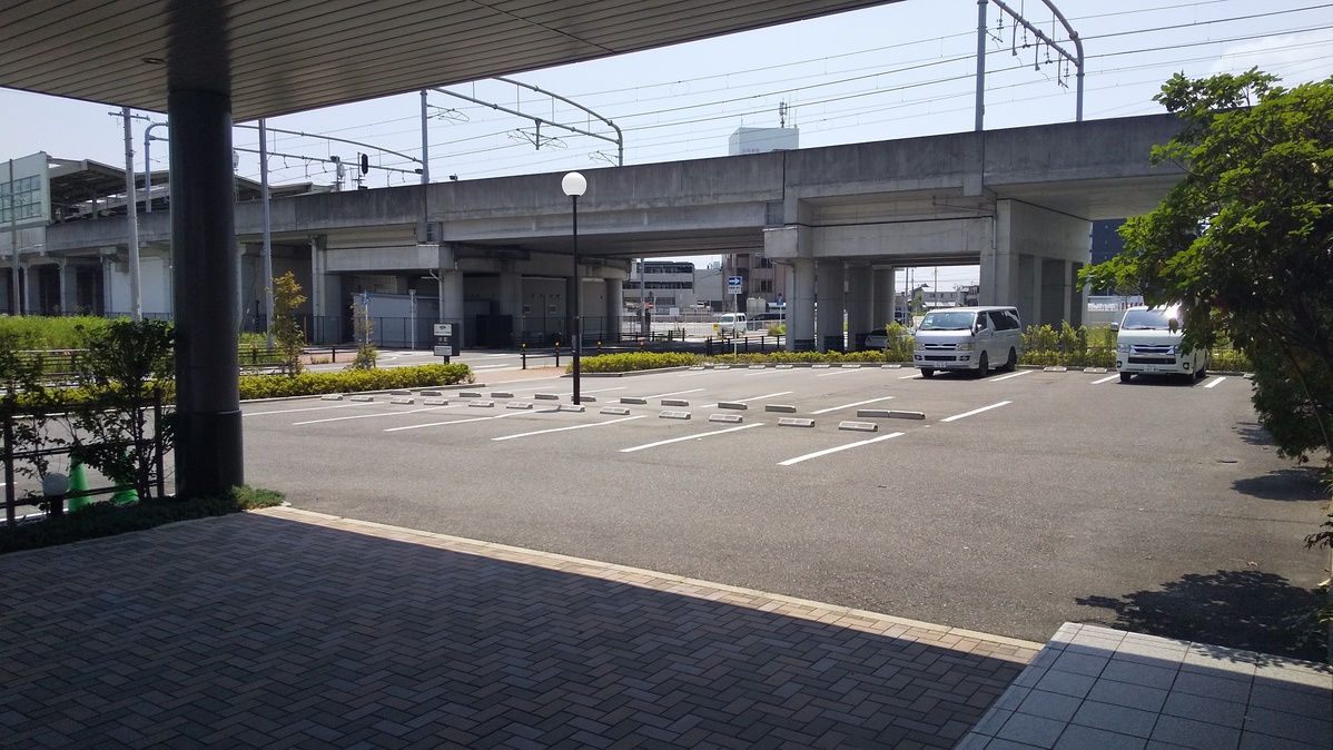 本館正面玄関側駐車場