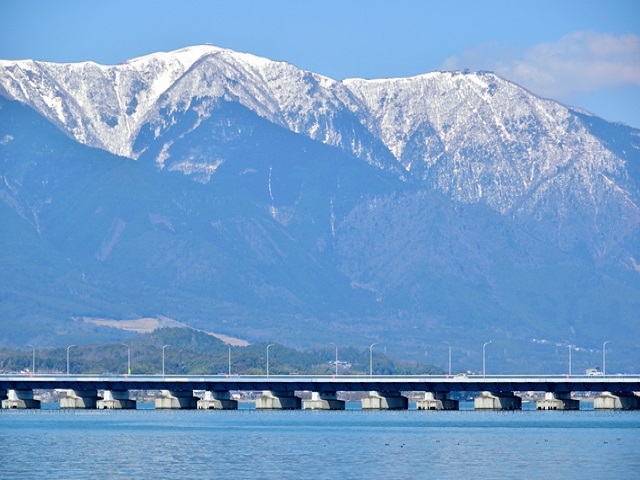 比良山と琵琶湖大橋