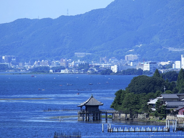 【浮御堂】琵琶湖大橋の南、当ホテルより車で約７分。湖中に浮かぶお堂の景観を是非ご覧ください♪