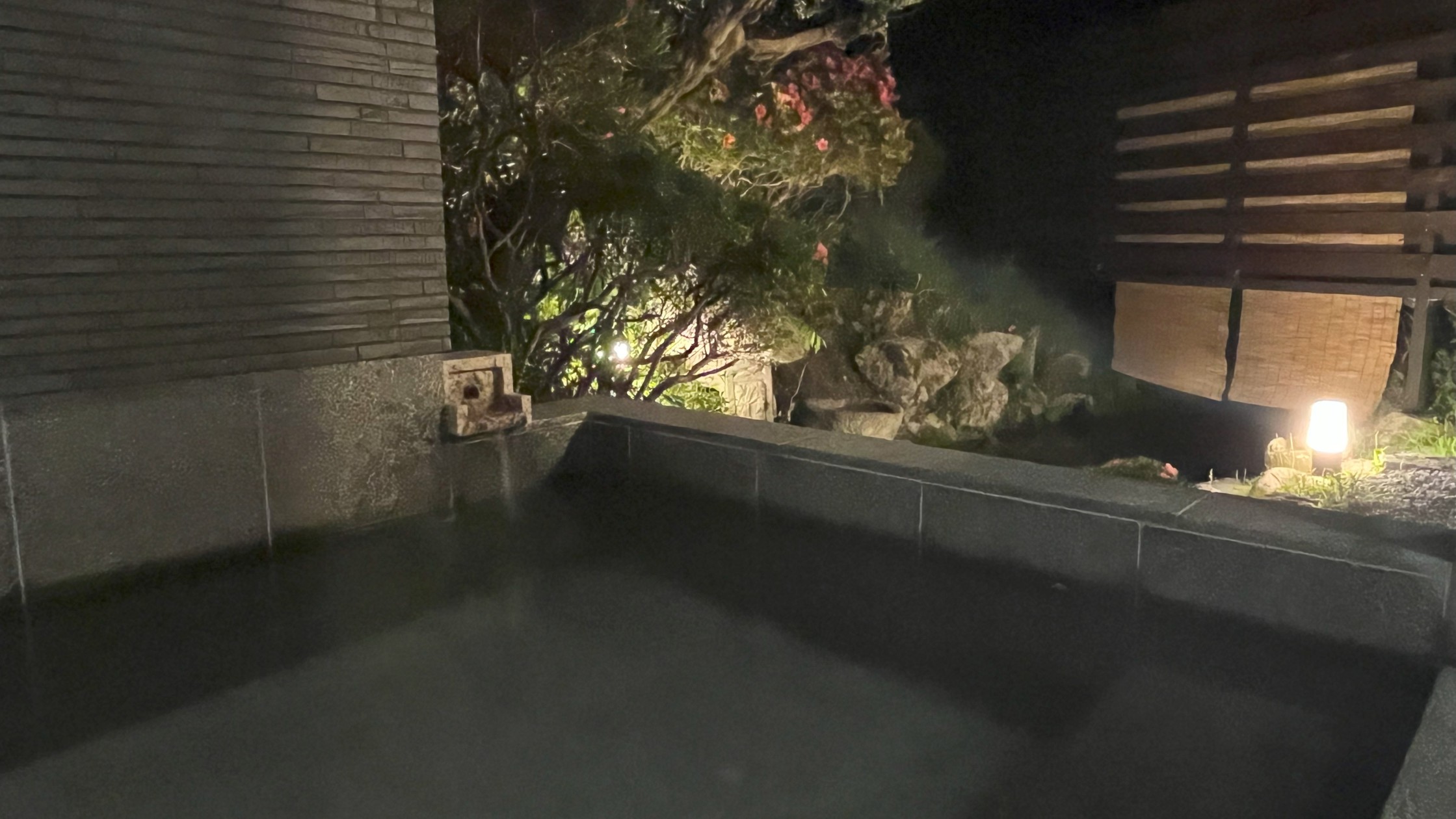 花月亭【竹】中庭にある露天温泉付き離れの和洋室