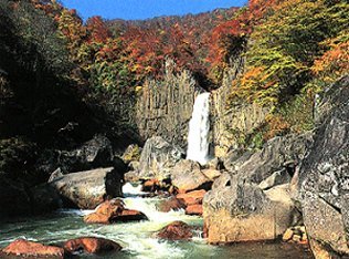秋の苗名滝