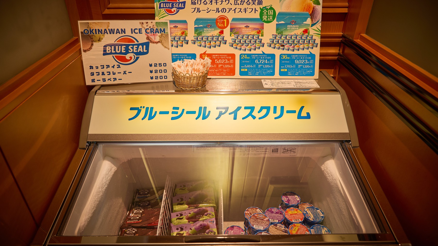 ロビーで沖縄定番のブルーシールアイスクリームを販売！