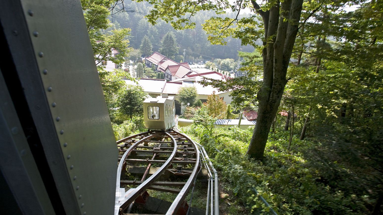 【常盤館名物「登山電車」】動いている時の様子（２機交差ポイントへ）