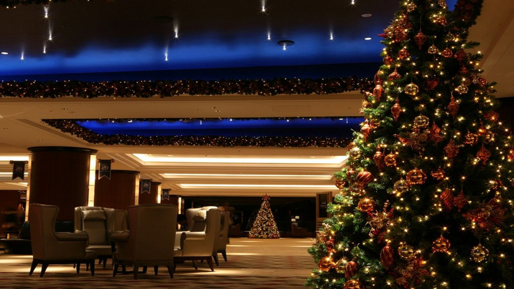 クリスマスシーズンのホテルフロント・ロビー回りのクリスマスツリーデコレーション(イメージ)
