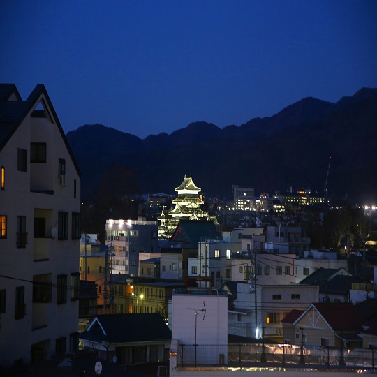 客室からの松本城日没から22:00までライトアップされています。（一部客室）