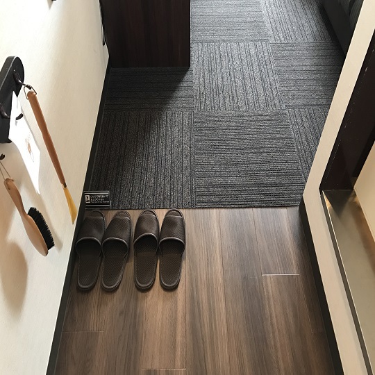 室内入口室内は靴を脱いでお寛げるよう室内用スリッパを用意しております。