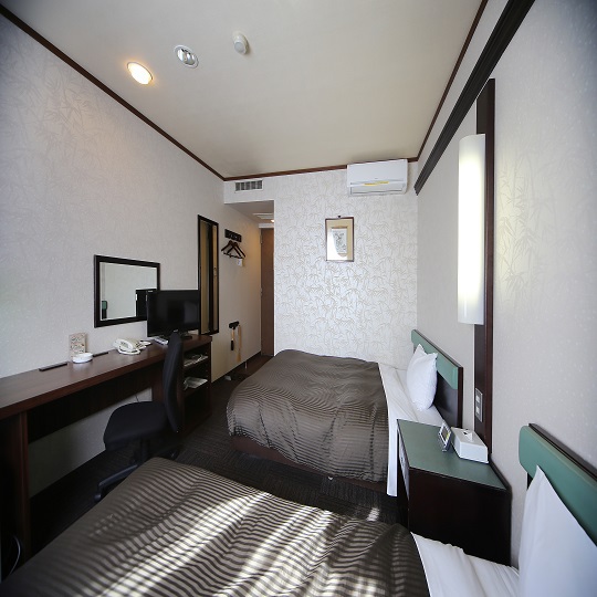 ツインルームゆったりとした客室（松本城は見えない方角です）