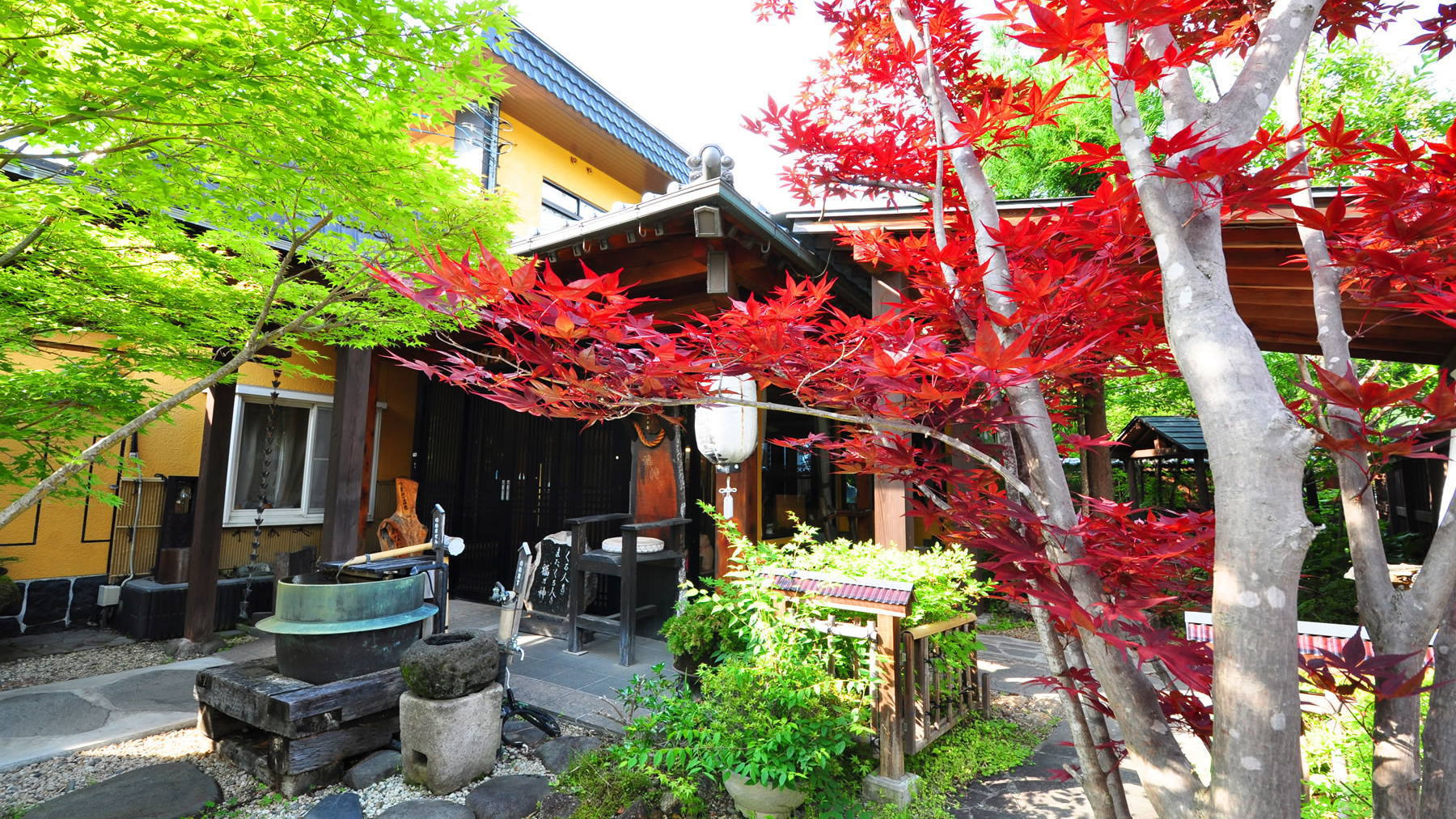 当館庭園の紅葉（例年見ごろは10月中旬〜11月上旬）