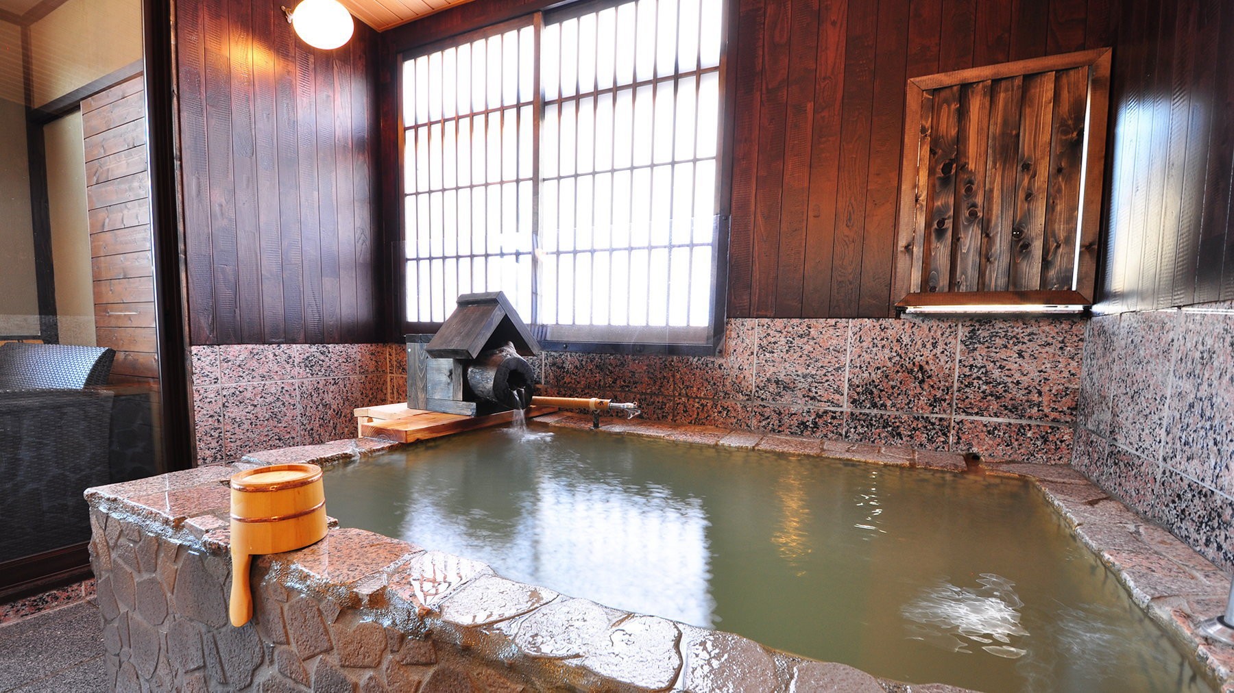 【あせび】石造りの半露天風呂付客室（源泉かけ流し）