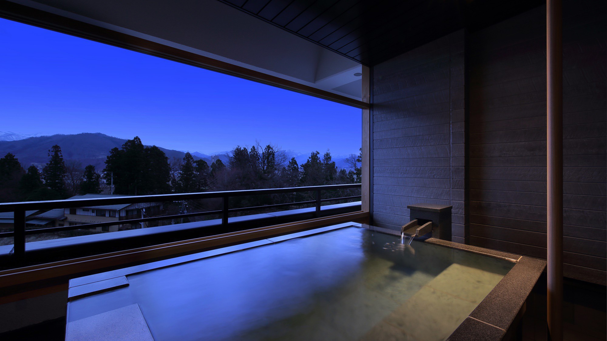 【6F露天風呂付和洋室（雪の館）】露天風呂は全室温泉、高層階（6F）に4部屋のみの客室です。