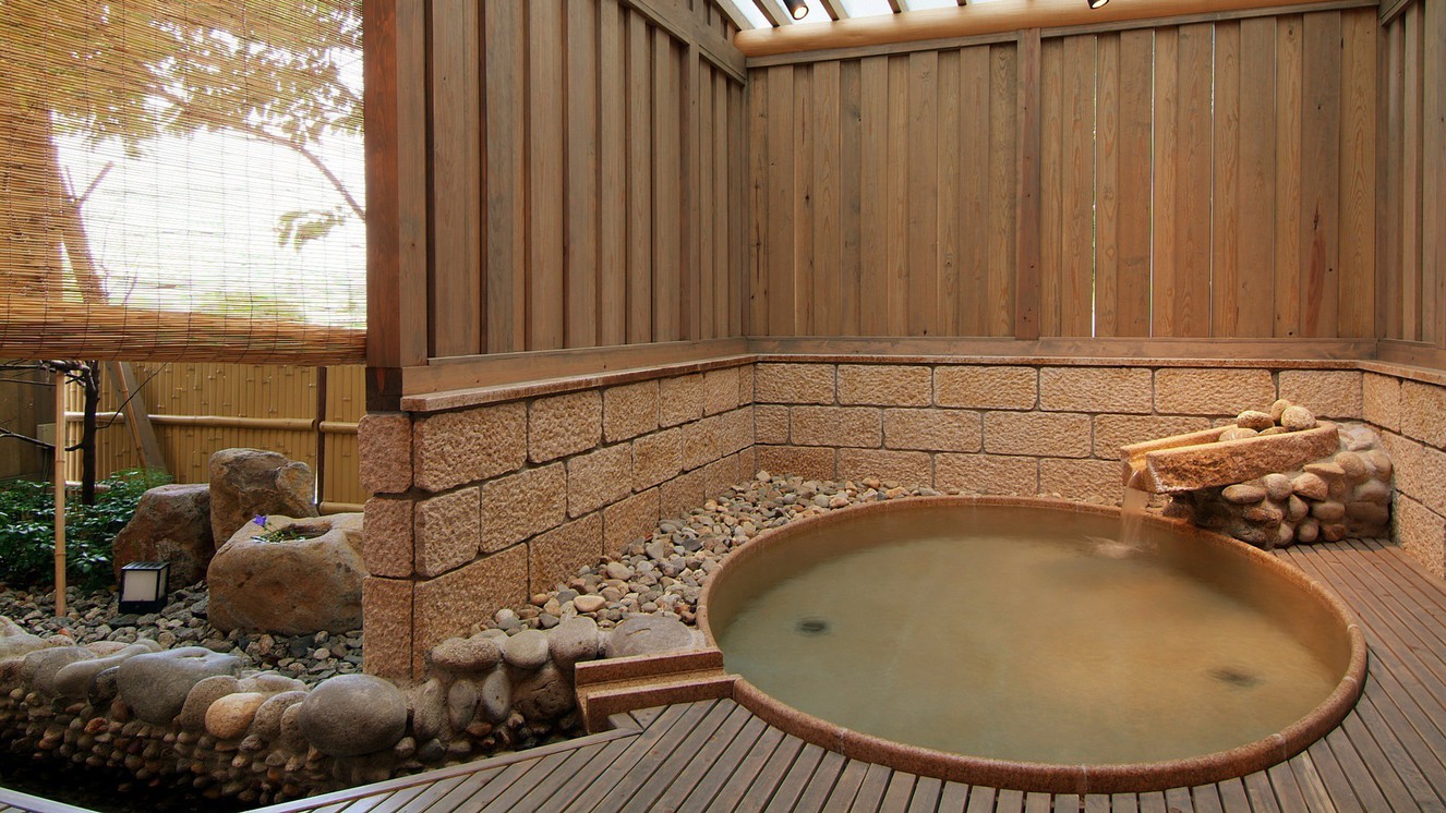 【茶寮露天風呂付客室：朝日】楕円形のお風呂が特徴の朝日。広々とした湯船が人気の露天風呂です。
