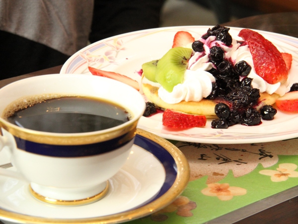 喫茶スペースで味わえる、ブルーベリーソースのフルーティーなパンケーキ。