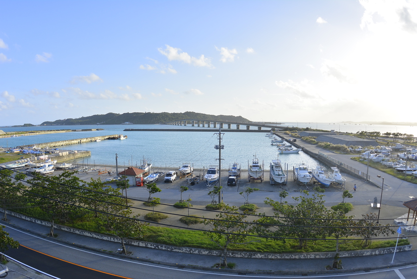 平安座漁港と浜比嘉島