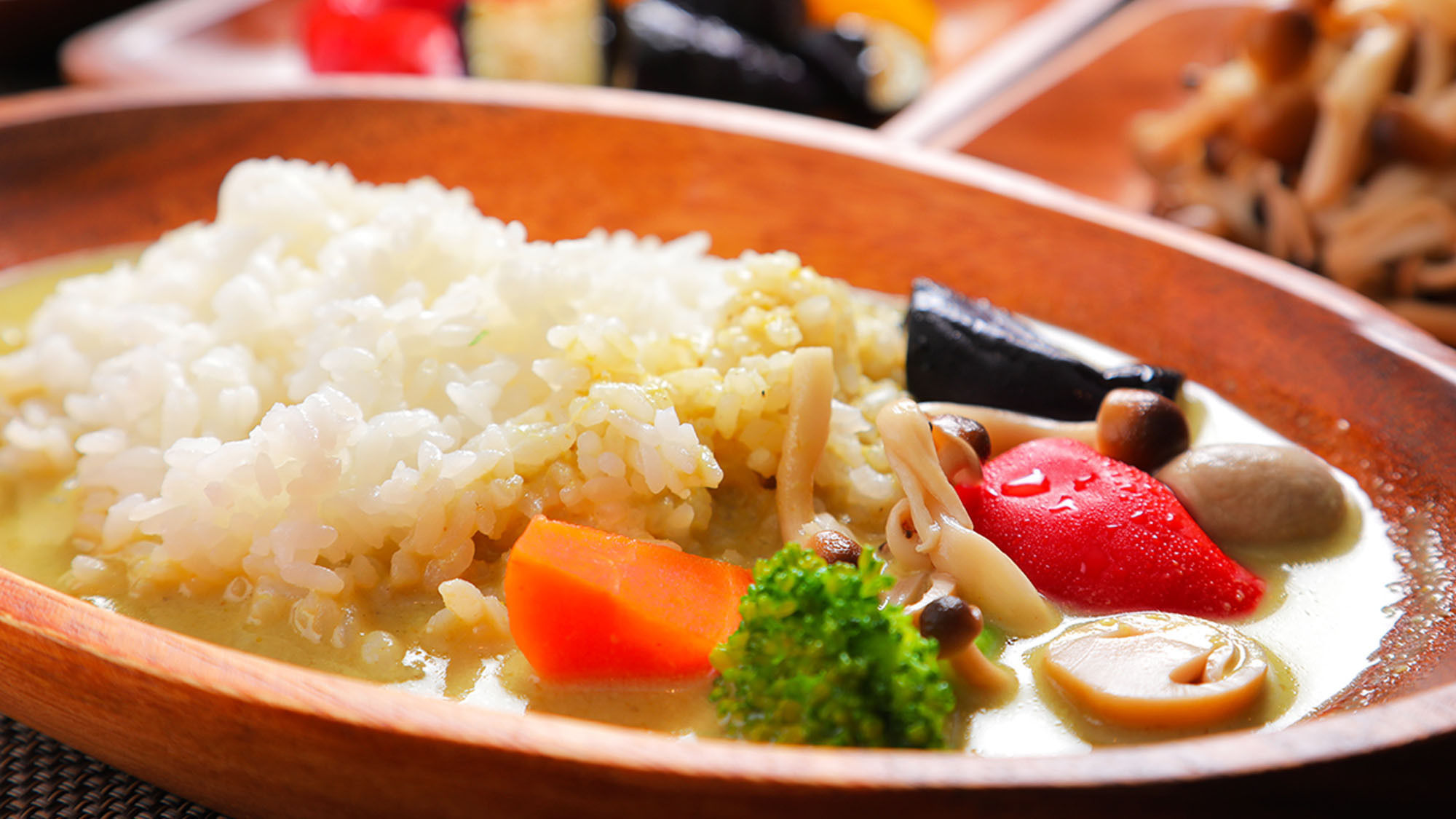 口コミで高評価の「グリーンカレー」はココナッツミルクとスパイスの旨味が口の中で広がります