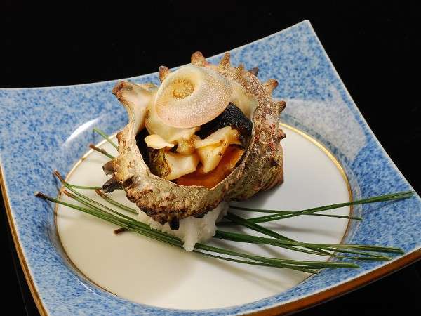 別注人気の地物さざえのつぼ焼き（一例）