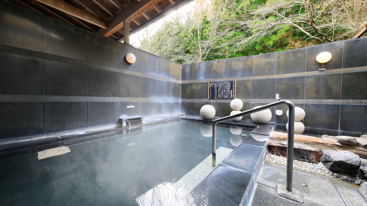 【露天風呂】泉質はアルカリ性単純温泉になります