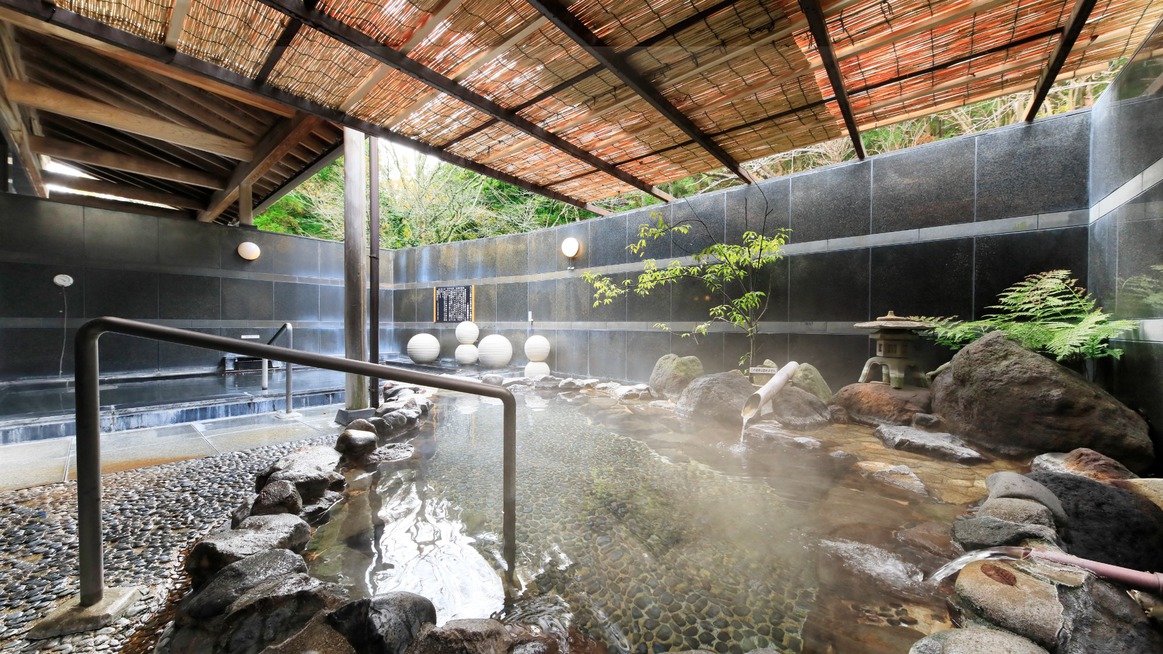 【露天風呂】露天風呂からは隣接するケヤキの森を眺めながら、自然の音もお愉しみください