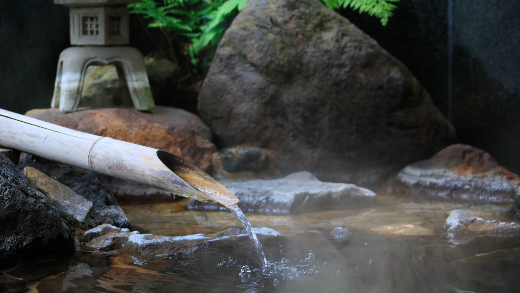【露天風呂】五百川の溪口から湧き出る湯の恵みに体を委ね、磐梯山溪の四季を心行くまでお楽しみ下さい