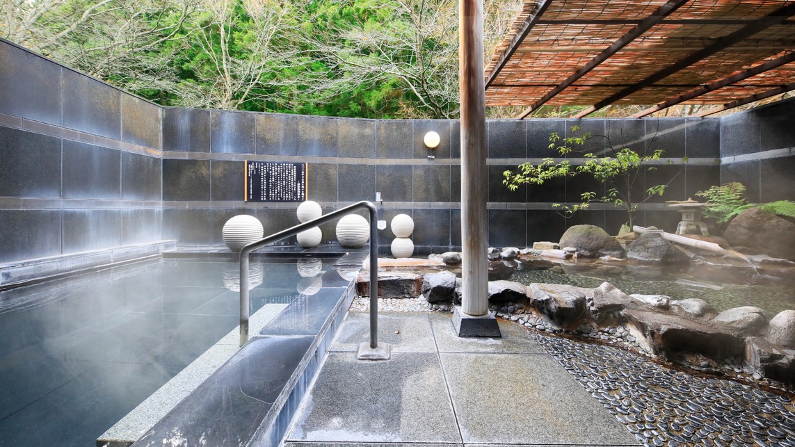 【露天風呂】pH9．1のとろりとしたアルカリ単純泉で、じっくりと温まることで美肌づくりに効果抜群です
