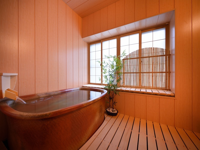 特別室「険坂」の陶器風呂。