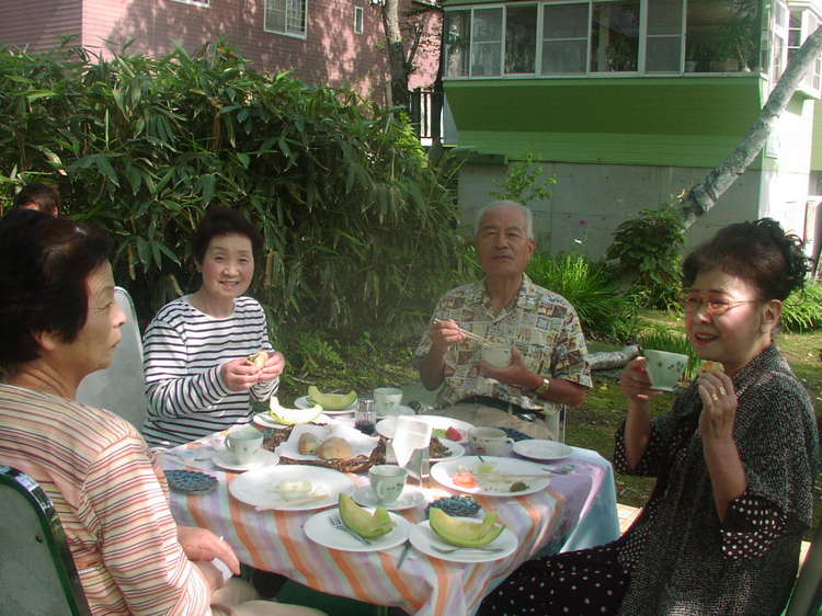 庭でお食事