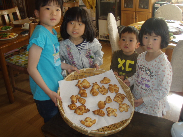 朝のパンの形作り：上手にできたでしょう