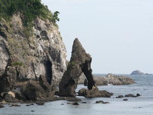 えび穴逢ヶ浜からタライ岬にかけての海岸線にあります。奇岩を見ながら海辺のハイキングを楽しめます。