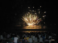 毎年８月８日夜８時より弓ヶ浜海岸で花火大会があります。砂浜に座って見てます。