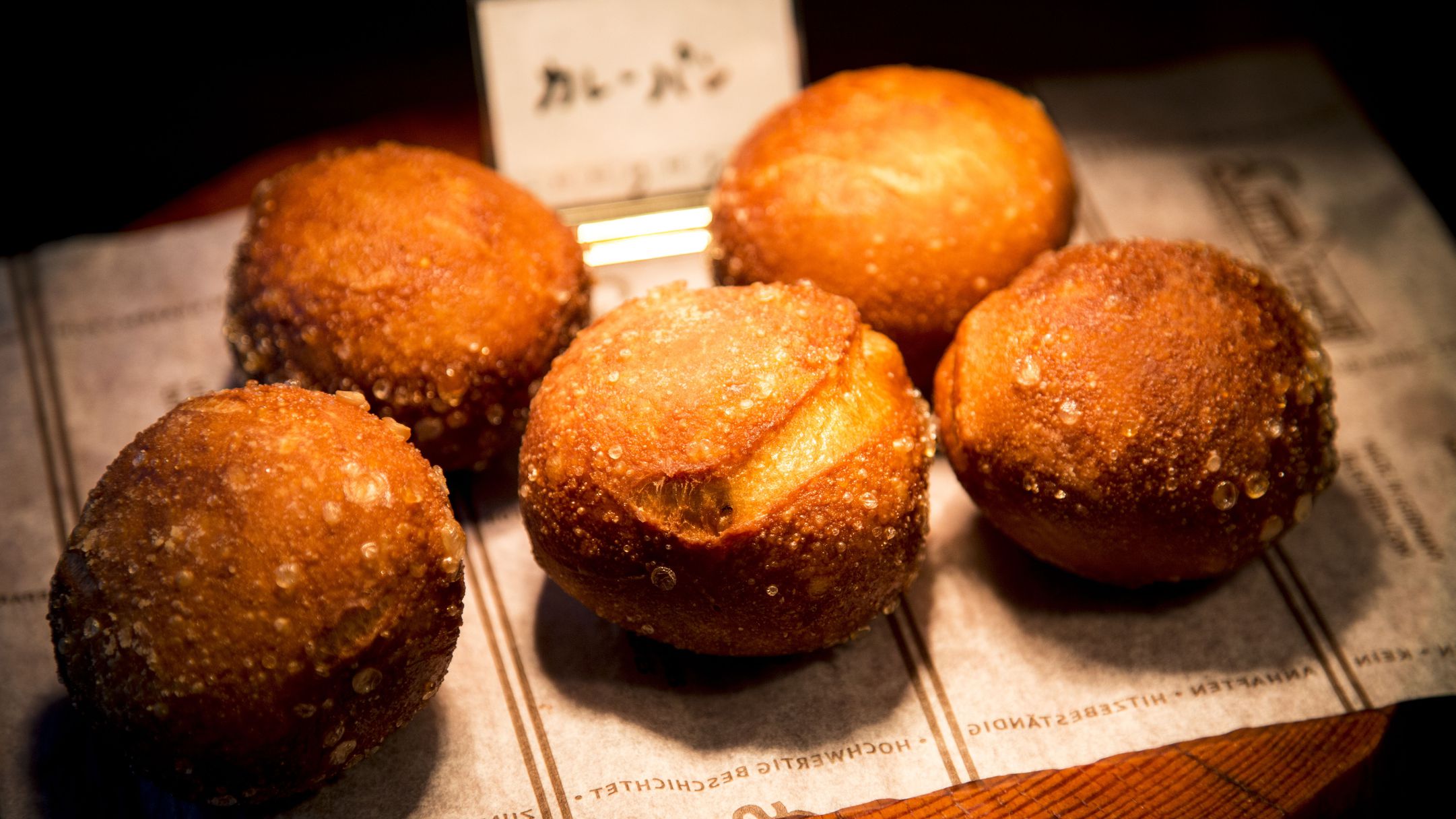 【ご朝食】ホテル自家製の焼きたてパンをご用意しております（ある日の一例）