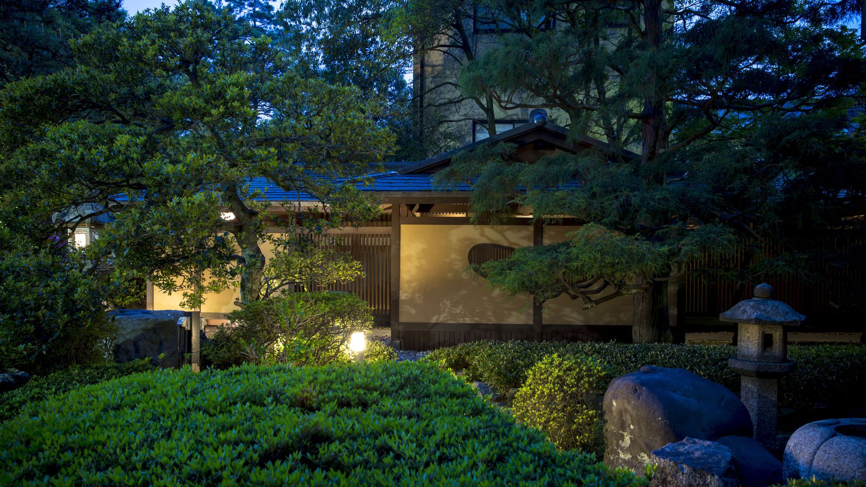 【風景】日本庭園／当館自慢の日本庭園。夜はライトアップされ、幻想的な雰囲気が漂います