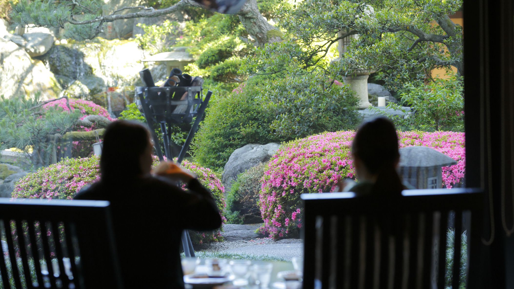 【館内施設】ラウンジ／日本庭園を眺めながらゆったりとしたひと時をお過ごしください