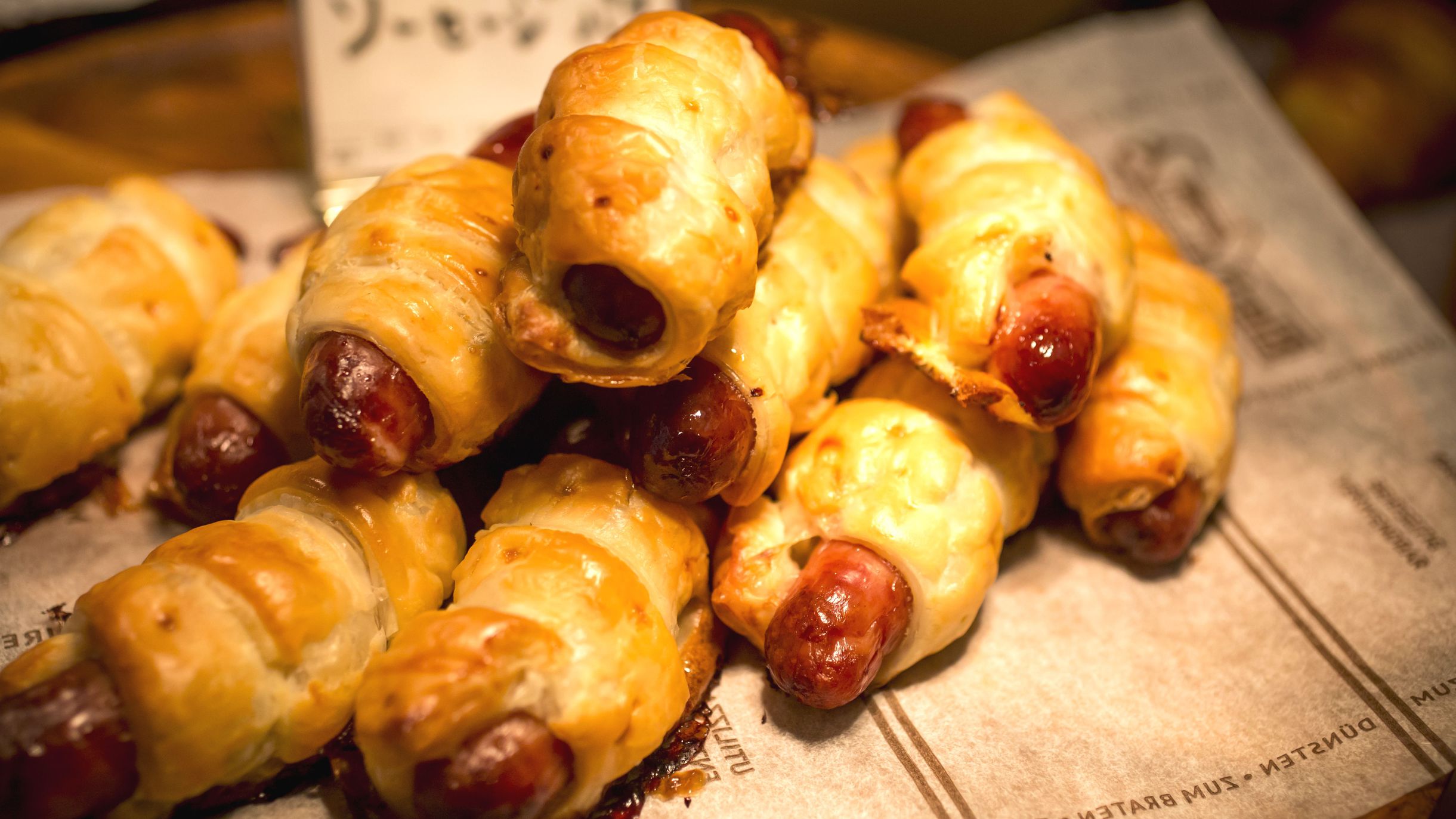 【ご朝食】ホテル自家製の焼きたてパンをご用意しております（ある日の一例）