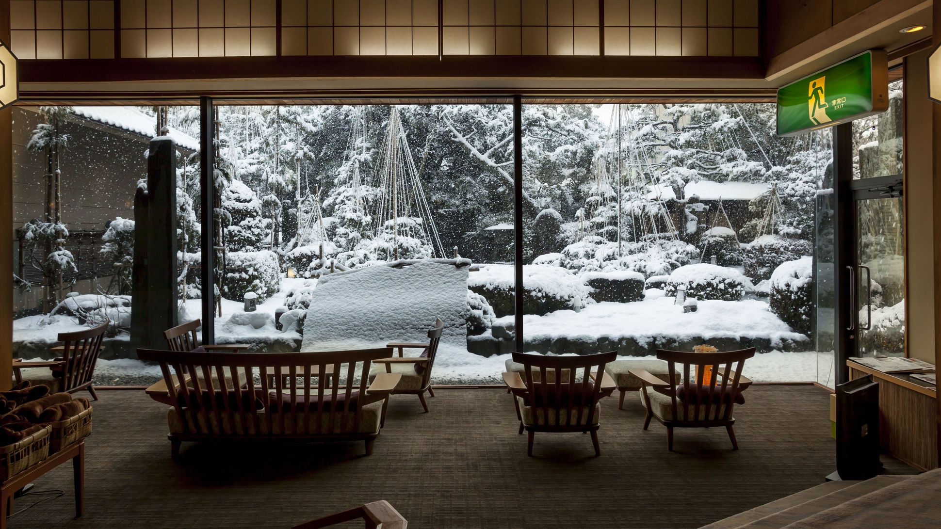 【館内施設】ラウンジ／日本庭園を眺めながらゆったりとしたひと時をお過ごしください（冬）