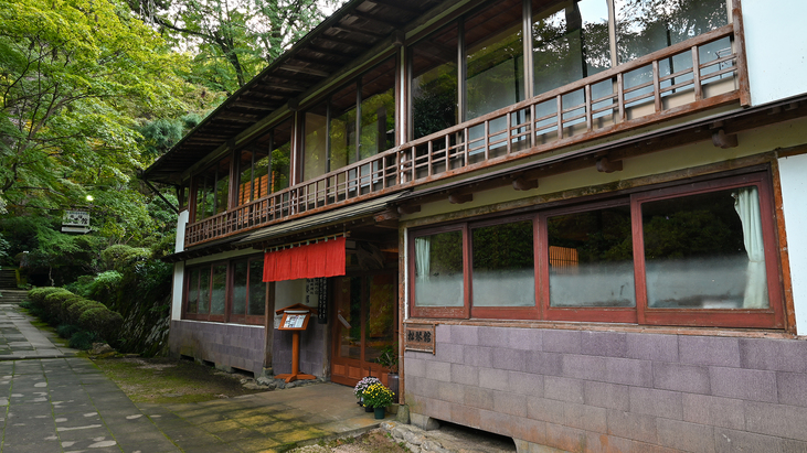 *【外観】昔からの建物ですが愛着持って毎日清掃を行い、お客様をお待ちしております。