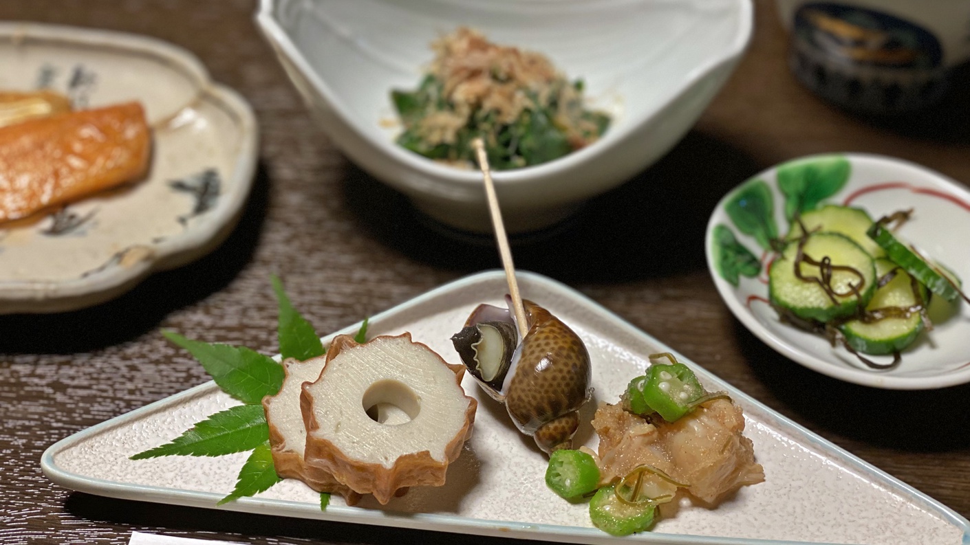 *【朝食一例】焼き魚などのメイン＋小鉢が並んだ和朝食。こう見えてもボリュームなんですよ♪